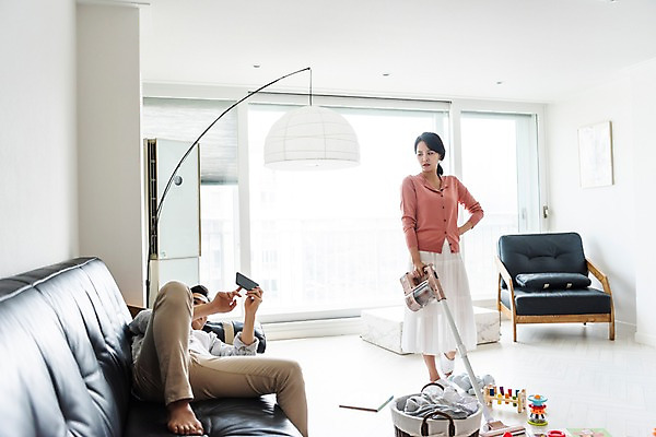 포토 JPG 전신 부부 응시 여자 남자 가사 거실 전등 실내 서기 들기 사람 성인 두명 앞모습 30대 스마트폰 소파 눕기 장난감 터치 한국인 분노 찡그림 편안함 청소 주부 청소기 빨래바구니 살림 힘듦 성인만 국내포토 커플 시선 감정 뷰포인트 컨셉 의자 모션 조명 표정 동양인 내부 장년 전자제품 핸드폰 스마트기기 바구니 감각 빨래 청소도구 파일형식