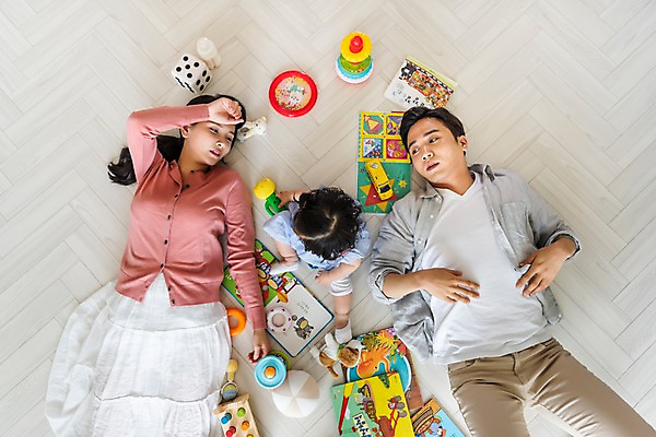포토 JPG 전신 부부 여자 남자 딸 거실 가족 엄마 실내 피곤 사람 앉기 상반신 성인 앞모습 책 세명 30대 부모 하이앵글 눕기 장난감 한국인 육아 아기 아빠 핵가족 주부 육아라이프 놀기 힘듦 남성육아휴직 육아대디 국내포토 라이프스타일 커플 뷰포인트 컨셉 관계 모션 동양인 내부 장년 파일형식 육아휴직