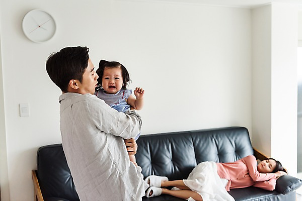 포토 JPG 전신 부부 여자 남자 딸 거실 가족 안기 엄마 실내 피곤 서기 사람 상반신 성인 앞모습 옆모습 세명 30대 부모 소파 눕기 한국인 육아 아기 잠 아빠 울음 핵가족 벽시계 주부 육아라이프 돌봄 남성육아휴직 육아대디 국내포토 라이프스타일 커플 뷰포인트 시계 컨셉 의자 관계 모션 표정 동양인 내부 장년 파일형식 육아휴직