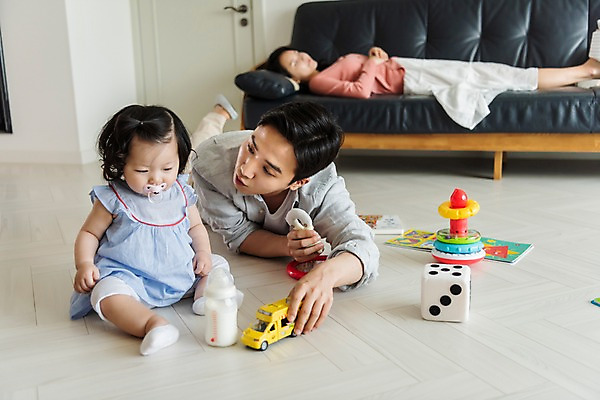 포토 JPG 전신 부부 응시 여자 남자 딸 엎드리기 거실 가족 엄마 바닥 실내 피곤 사람 앉기 성인 앞모습 옆모습 책 세명 30대 부모 소파 눕기 장난감 한국인 육아 아기 잠 아빠 젖병 노리개젖꼭지 핵가족 주사위 주부 육아라이프 놀기 돌봄 남성육아휴직 육아대디 국내포토 라이프스타일 커플 시선 뷰포인트 컨셉 의자 관계 모션 동양인 내부 장년 아기용품 파일형식 육아휴직