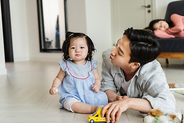 포토 JPG 부부 응시 여자 남자 딸 인형 엎드리기 거실 가족 엄마 바닥 실내 피곤 사람 앉기 상반신 성인 앞모습 옆모습 세명 30대 부모 소파 눕기 장난감 한국인 육아 아기 잠 아빠 핵가족 주부 육아라이프 돌봄 남성육아휴직 육아대디 국내포토 라이프스타일 커플 시선 뷰포인트 컨셉 의자 관계 모션 동양인 내부 장년 파일형식 육아휴직