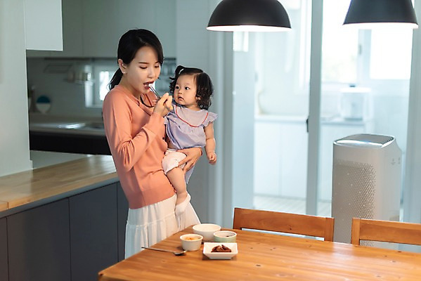 포토 JPG 응시 여자 젓가락 가족 안기 식탁 모녀 엄마 전등 실내 서기 사람 상반신 성인 두명 옆모습 30대 주방 식사 한국인 육아 아기 상차림 먹기 싱크대 주부 육아라이프 힘듦 여자만 싱글맘 한부모가족 국내포토 라이프스타일 시선 딸 뷰포인트 컨셉 관계 모션 탁자 조명 수저 동양인 내부 장년 개수대 파일형식