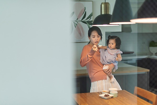 포토 JPG 응시 여자 액자 가족 안기 식탁 모녀 엄마 전등 실내 서기 들기 사람 상반신 성인 두명 앞모습 30대 주방 숟가락 식사 한국인 육아 아기 상차림 먹기 싱크대 주부 육아라이프 힘듦 여자만 싱글맘 한부모가족 국내포토 라이프스타일 시선 딸 뷰포인트 컨셉 관계 모션 탁자 조명 수저 동양인 내부 장년 개수대 파일형식