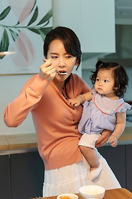 포토 JPG 응시 여자 액자 가족 안기 식탁 모녀 엄마 실내 서기 사람 상반신 성인 두명 앞모습 30대 주방 숟가락 식사 한국인 육아 아기 국그릇 먹기 싱크대 주부 밥그릇 육아라이프 힘듦 여자만 싱글맘 한부모가족 국내포토 라이프스타일 그릇 시선 딸 뷰포인트 컨셉 관계 모션 탁자 수저 동양인 내부 장년 개수대 파일형식