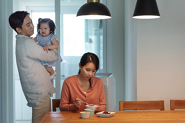 포토 JPG 부부 여자 남자 딸 가족 안기 식탁 밥 엄마 전등 실내 서기 사람 앉기 상반신 성인 앞모습 옆모습 세명 30대 부모 주방 식사 한국인 육아 아기 찡그림 아빠 먹기 핵가족 주부 육아라이프 돌봄 국내포토 라이프스타일 커플 음식 뷰포인트 관계 모션 탁자 조명 표정 동양인 내부 장년 파일형식