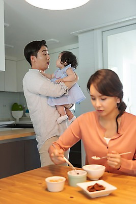 포토 JPG 부부 여자 남자 딸 가족 안기 식탁 엄마 실내 서기 사람 앉기 상반신 성인 앞모습 옆모습 세명 30대 부모 마주보기 주방 식사 한국인 육아 아기 아빠 핵가족 주부 육아라이프 국내포토 라이프스타일 커플 뷰포인트 관계 모션 탁자 동양인 내부 장년 파일형식 가구 인종 생활 생활용품 오브젝트