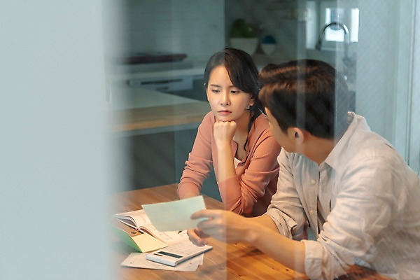 포토 JPG 부부 응시 여자 남자 식탁 실내 대화 들기 사람 앉기 상반신 성인 두명 옆모습 30대 금융 주방 턱괴기 한국인 계산기 재테크 싱크대 고민 문서 주부 통장 가계부 성인만 국내포토 커플 시선 감정 뷰포인트 모션 탁자 문구용품 말하기 동양인 내부 장년 경제 장비 개수대 파일형식