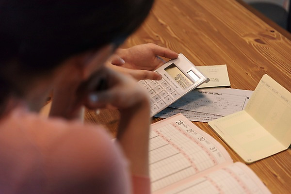 포토 JPG 손 부부 응시 여자 남자 식탁 실내 사람 근접촬영 상반신 성인 두명 뒷모습 신체부위 30대 금융 한국인 계산기 가리킴 재테크 고민 주부 통장 가계부 성인만 국내포토 커플 시선 감정 뷰포인트 탁자 문구용품 동양인 손짓 내부 장년 경제 장비 파일형식