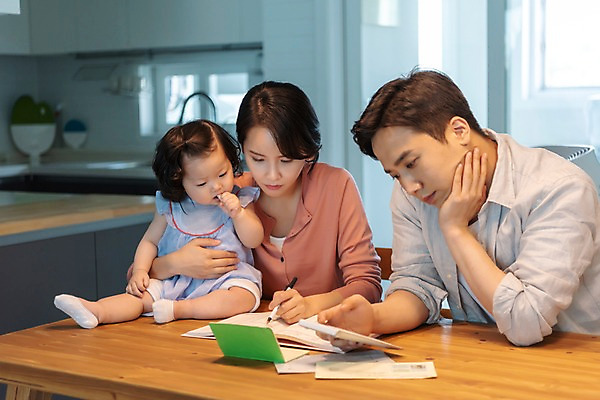 포토 JPG 부부 응시 여자 남자 딸 가족 식탁 엄마 실내 사람 앉기 상반신 성인 앞모습 옆모습 세명 30대 금융 부모 펜 주방 턱괴기 한국인 육아 계산기 아기 기록 잡기 아빠 먹기 재테크 핵가족 고민 주부 통장 육아라이프 가계부 국내포토 라이프스타일 커플 시선 감정 뷰포인트 관계 모션 탁자 문구용품 동양인 내부 장년 경제 필기구 장비 파일형식