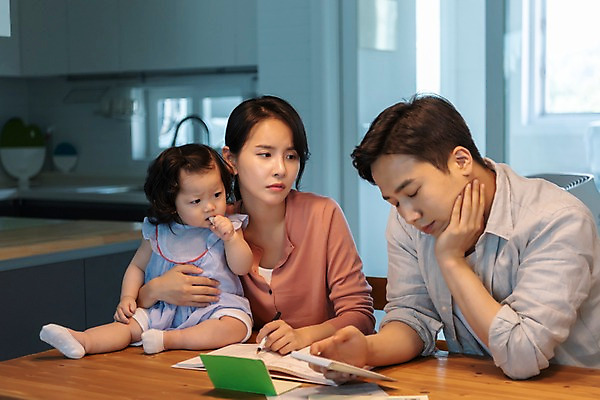 포토 JPG 부부 응시 여자 남자 딸 가족 식탁 엄마 실내 들기 사람 앉기 상반신 성인 앞모습 옆모습 세명 30대 금융 부모 펜 주방 턱괴기 한국인 육아 계산기 아기 잡기 아빠 먹기 재테크 핵가족 싱크대 고민 주부 통장 육아라이프 가계부 국내포토 라이프스타일 커플 시선 감정 뷰포인트 관계 모션 탁자 문구용품 동양인 내부 장년 경제 필기구 장비 개수대 파일형식