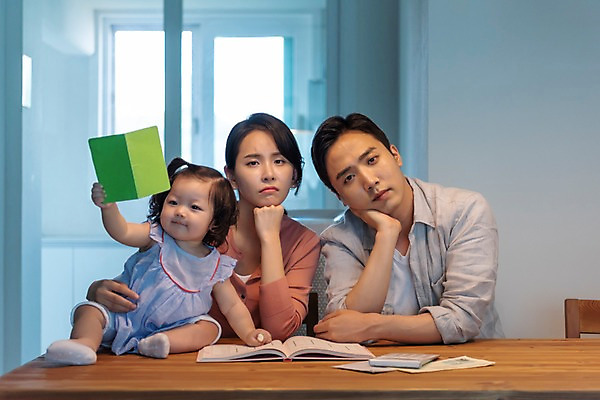 포토 JPG 부부 응시 여자 남자 딸 가족 식탁 엄마 실내 들기 사람 앉기 상반신 성인 앞모습 세명 30대 금융 부모 턱괴기 한국인 육아 계산기 아기 잡기 찡그림 아빠 재테크 핵가족 고민 문서 주부 통장 육아라이프 가계부 국내포토 라이프스타일 커플 시선 감정 뷰포인트 관계 모션 탁자 문구용품 표정 동양인 내부 장년 경제 장비 파일형식