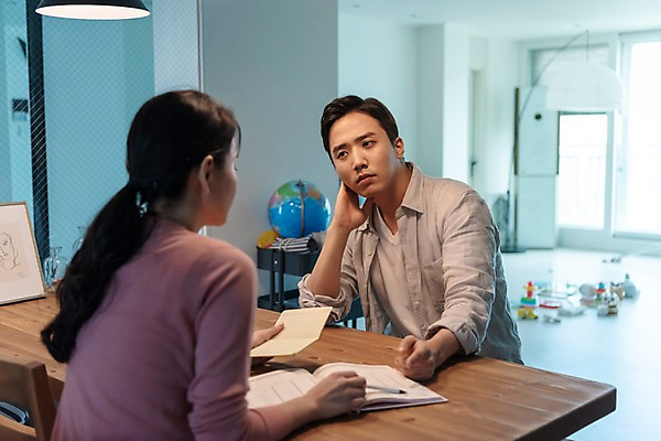 포토 JPG 부부 응시 여자 남자 거실 식탁 전등 실내 대화 들기 사람 앉기 상반신 성인 두명 옆모습 뒷모습 30대 금융 장난감 펜 지구본 마주보기 한국인 에어컨 재테크 고민 주부 통장 가계부 성인만 국내포토 커플 시선 감정 뷰포인트 모션 탁자 조명 말하기 동양인 내부 장년 경제 필기구 가전제품 파일형식