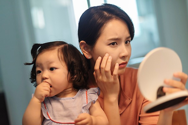 포토 JPG 응시 여자 가족 모녀 실내 사람 앉기 상반신 성인 두명 앞모습 30대 한국인 육아 아기 먹기 피부 고민 주부 손거울 육아라이프 심각 피부트러블 여자만 싱글맘 한부모가족 국내포토 라이프스타일 시선 딸 감정 뷰포인트 컨셉 관계 모션 엄마 동양인 내부 신체부위 장년 거울 피부질환 파일형식
