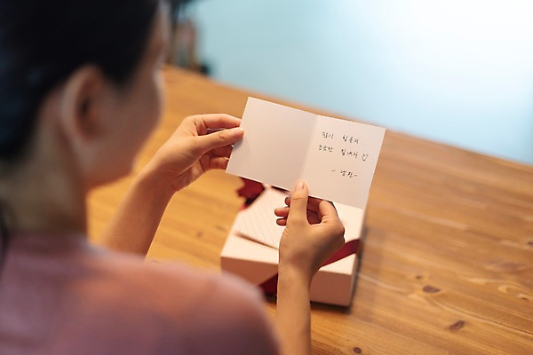 포토 JPG 응시 여자 식탁 엄마 실내 선물 한명 들기 사람 상반신 성인 뒷모습 30대 기쁨 한국인 편지 읽기 주부 성인여자한명만 국내포토 1 시선 감정 뷰포인트 가족 모션 탁자 동양인 내부 장년 여자한명만 성인여자만 파일형식