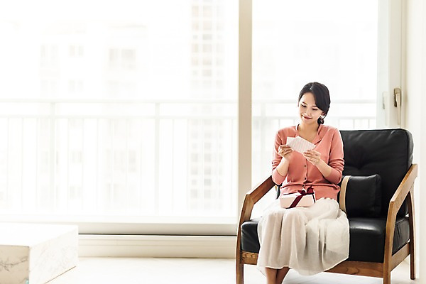 포토 JPG 응시 여자 쿠션 거실 엄마 실내 선물 한명 미소 사람 앉기 상반신 성인 앞모습 30대 소파 기쁨 한국인 편지 읽기 주부 성인여자한명만 국내포토 1 시선 감정 뷰포인트 의자 가족 모션 표정 동양인 내부 장년 여자한명만 성인여자만 파일형식