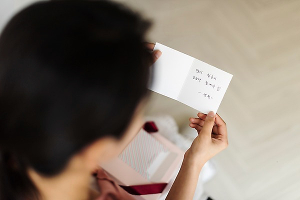 포토 JPG 여자 거실 엄마 실내 선물 한명 들기 사람 상반신 성인 뒷모습 30대 기쁨 한국인 편지 읽기 주부 성인여자한명만 국내포토 1 감정 뷰포인트 가족 모션 동양인 내부 장년 여자한명만 성인여자만 파일형식