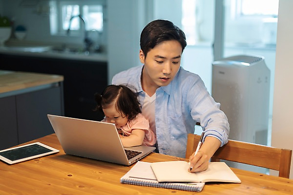 포토 JPG 응시 여자 남자 딸 가족 안기 식탁 실내 사람 앉기 상반신 성인 두명 옆모습 30대 노트북 태블릿 펜 주방 공책 한국인 육아 아기 기록 작업 아빠 재택근무 육아라이프 방해 부녀 사회적거리두기 육아대디 싱글대디 한부모가족 국내포토 라이프스타일 시선 캠페인 뷰포인트 컨셉 비즈니스 관계 모션 탁자 문구용품 동양인 내부 장년 전자제품 스마트기기 필기구 파일형식