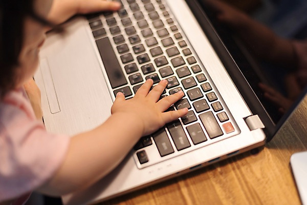 포토 JPG 여자 식탁 실내 한명 사람 상반신 옆모습 노트북 만지기 한국인 아기 누름 호기심 방해 여자아기한명만 국내포토 1 감정 뷰포인트 컨셉 모션 탁자 동양인 내부 전자제품 여자한명만 여자아기만 파일형식