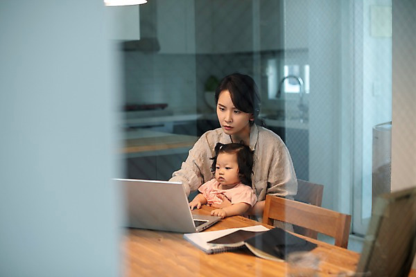 포토 JPG 응시 여자 액자 의자 가족 안기 식탁 모녀 실내 사람 앉기 상반신 성인 두명 옆모습 30대 노트북 주방 다이어리 공책 한국인 육아 아기 작업 싱크대 주부 육아라이프 방해 여자만 싱글맘 한부모가족 국내포토 라이프스타일 시선 딸 뷰포인트 가구 컨셉 관계 모션 탁자 엄마 문구용품 동양인 내부 장년 전자제품 사무용품 개수대 파일형식