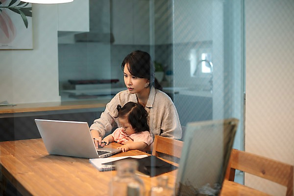 포토 JPG 여자 액자 의자 가족 안기 식탁 모녀 실내 사람 앉기 상반신 성인 두명 옆모습 30대 노트북 주방 공책 한국인 육아 아기 작업 싱크대 문서 주부 육아라이프 방해 여자만 싱글맘 한부모가족 국내포토 라이프스타일 딸 뷰포인트 가구 컨셉 관계 모션 탁자 엄마 문구용품 동양인 내부 장년 전자제품 개수대 파일형식