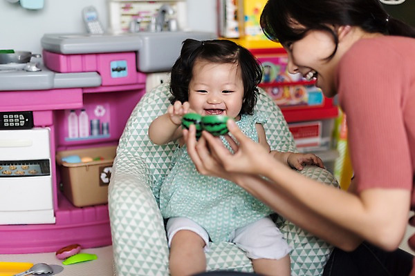 포토 JPG 여자 가족 모녀 실내 웃음 사람 앉기 상반신 성인 두명 앞모습 옆모습 30대 장난감 만지기 한국인 육아 아기 즐거움 주부 육아라이프 놀기 아기의자 여자만 싱글맘 한부모가족 국내포토 라이프스타일 딸 감정 뷰포인트 의자 관계 모션 엄마 표정 동양인 내부 장년 파일형식