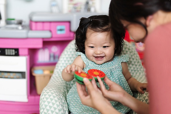 포토 JPG 응시 여자 행복 가족 모녀 실내 웃음 사람 앉기 상반신 성인 두명 앞모습 옆모습 30대 장난감 만지기 한국인 육아 아기 즐거움 주부 육아라이프 놀기 아기의자 여자만 싱글맘 한부모가족 국내포토 라이프스타일 시선 딸 감정 뷰포인트 의자 관계 모션 엄마 표정 동양인 내부 장년 파일형식