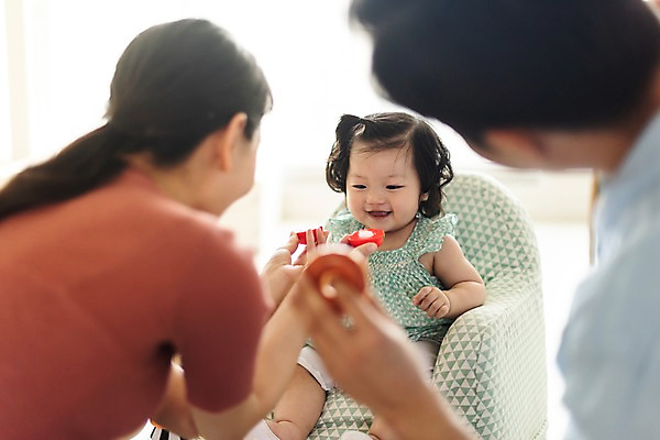 포토 JPG 부부 응시 여자 남자 딸 거실 가족 엄마 실내 미소 사람 앉기 상반신 성인 뒷모습 세명 30대 부모 장난감 한국인 육아 아기 아빠 핵가족 즐거움 주부 육아라이프 놀기 아기의자 국내포토 라이프스타일 커플 시선 감정 뷰포인트 의자 관계 모션 표정 동양인 내부 장년 파일형식