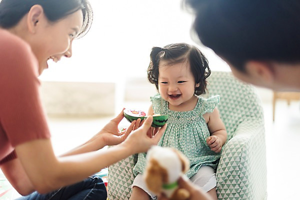 포토 JPG 부부 응시 여자 남자 딸 인형 거실 가족 안기 엄마 실내 웃음 사람 앉기 상반신 성인 앞모습 옆모습 세명 30대 부모 장난감 한국인 육아 아기 아빠 핵가족 즐거움 주부 육아라이프 놀기 아기의자 국내포토 라이프스타일 커플 시선 감정 뷰포인트 의자 관계 모션 표정 동양인 내부 장년 파일형식