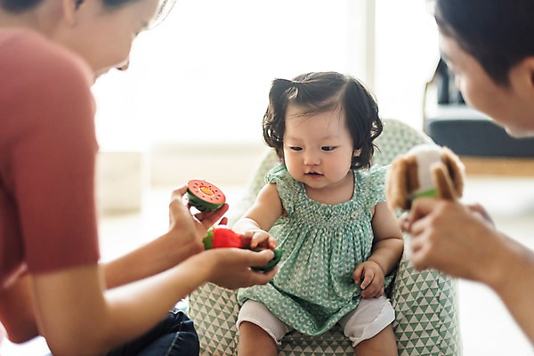 포토 JPG 부부 응시 여자 남자 딸 인형 거실 가족 엄마 실내 미소 사람 앉기 상반신 성인 옆모습 세명 30대 부모 장난감 만지기 한국인 육아 아기 아빠 핵가족 주부 육아라이프 놀기 아기의자 국내포토 라이프스타일 커플 시선 뷰포인트 의자 관계 모션 표정 동양인 내부 장년 파일형식