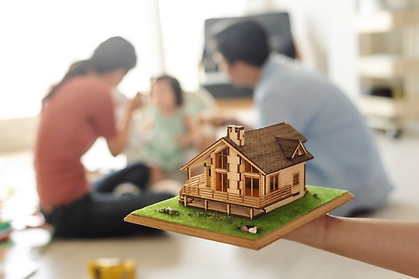 포토 JPG 전신 손 부부 응시 여자 남자 거실 가족 부동산 주택 한손 실내 들기 사람 앉기 여러명 성인 앞모습 옆모습 아웃포커스 신체부위 30대 부모 장난감 모형 한국인 육아 아기 내집마련 건축모형 놀기 국내포토 커플 시선 뷰포인트 다수 관계 모션 촬영기법 동양인 내부 건물 장년 재산 파일형식