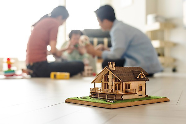 포토 JPG 전신 부부 응시 여자 남자 딸 거실 가족 엄마 주택 실내 사람 앉기 성인 앞모습 옆모습 세명 30대 부모 장난감 모형 한국인 육아 아기 아빠 핵가족 주부 육아라이프 놀기 국내포토 라이프스타일 커플 시선 뷰포인트 관계 모션 동양인 내부 건물 장년 파일형식