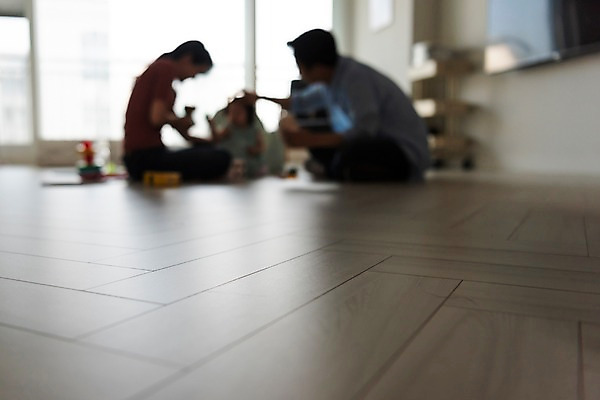 포토 JPG 전신 부부 여자 남자 딸 거실 가족 엄마 실내 사람 앉기 성인 옆모습 아웃포커스 세명 30대 부모 장난감 한국인 육아 아기 아빠 핵가족 주부 육아라이프 놀기 아기의자 국내포토 라이프스타일 커플 뷰포인트 의자 관계 모션 촬영기법 동양인 내부 장년 파일형식