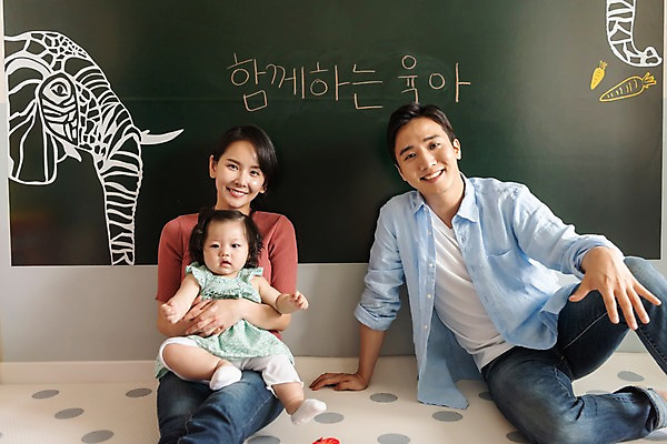 포토 JPG 전신 부부 응시 여자 남자 딸 가족 안기 엄마 코끼리 함께함 실내 미소 사람 앉기 상반신 성인 앞모습 세명 30대 부모 칠판 당근 한국인 육아 아기 아빠 핵가족 그림 주부 육아라이프 국내포토 라이프스타일 커플 시선 뷰포인트 컨셉 포유류 관계 모션 뿌리채소 표정 동양인 내부 장년 파일형식