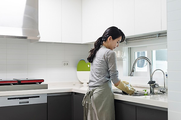 포토 JPG 응시 여자 가사 엄마 실내 한명 사람 상반신 성인 옆모습 30대 주방 앞치마 한국인 찬장 설거지 개수대 싱크대 수도꼭지 주부 고무장갑 살림 성인여자한명만 국내포토 1 시선 뷰포인트 가구 장갑 가족 동양인 내부 장년 고무 여자한명만 성인여자만 파일형식