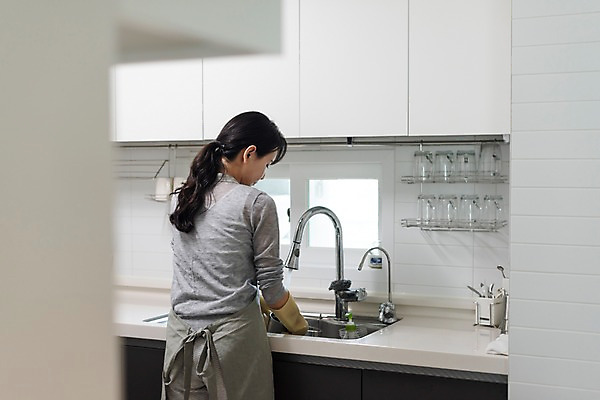 포토 JPG 여자 가사 엄마 선반 실내 한명 사람 상반신 성인 뒷모습 컵 30대 주방 앞치마 한국인 설거지 개수대 싱크대 수도꼭지 주부 고무장갑 살림 성인여자한명만 국내포토 1 식기 뷰포인트 가구 장갑 가족 동양인 내부 장년 고무 여자한명만 성인여자만 파일형식