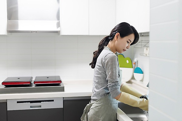 포토 JPG 응시 여자 가사 엄마 실내 한명 사람 상반신 성인 옆모습 30대 주방 앞치마 한국인 찬장 설거지 개수대 싱크대 주부 고무장갑 살림 성인여자한명만 국내포토 1 시선 뷰포인트 가구 장갑 가족 동양인 내부 장년 고무 여자한명만 성인여자만 파일형식