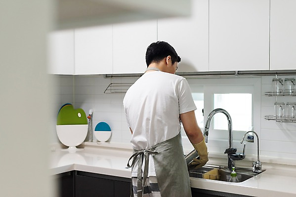 포토 JPG 주간 남자 가사 주방용품 선반 실내 한명 사람 상반신 성인 뒷모습 컵 30대 주방 앞치마 한국인 아빠 설거지 개수대 싱크대 수도꼭지 고무장갑 성인남자한명만 육아대디 국내포토 자연요소 1 식기 뷰포인트 가구 생활용품 장갑 가족 동양인 내부 장년 고무 남자한명만 성인남자만 파일형식