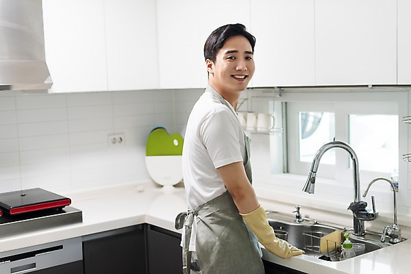 포토 JPG 주간 응시 남자 가사 실내 한명 미소 사람 상반신 성인 뒷모습 30대 주방 앞치마 한국인 뒤돌아보기 아빠 설거지 개수대 싱크대 고무장갑 살림 성인남자한명만 육아대디 국내포토 자연요소 1 시선 뷰포인트 장갑 가족 모션 표정 동양인 내부 장년 고무 남자한명만 성인남자만 파일형식