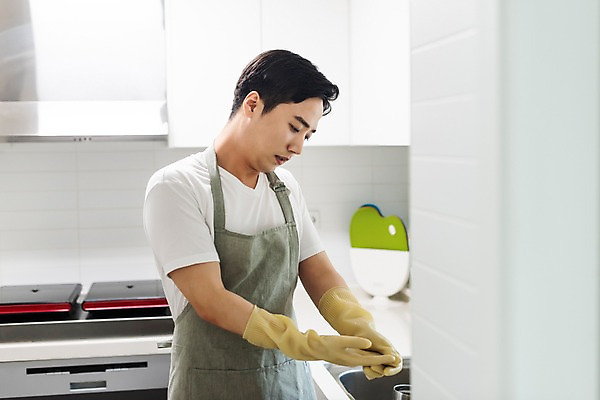 포토 JPG 주간 응시 남자 가사 실내 한명 사람 상반신 성인 옆모습 30대 주방 한국인 아빠 가스레인지 설거지 싱크대 고무장갑 살림 성인남자한명만 육아대디 국내포토 자연요소 1 시선 뷰포인트 장갑 가족 동양인 내부 장년 가전제품 레인지 개수대 고무 남자한명만 성인남자만 파일형식