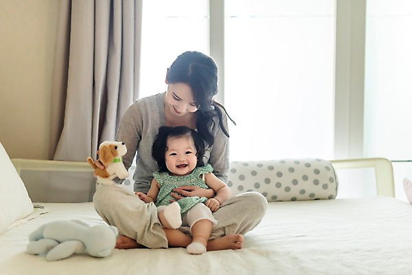 포토 JPG 주간 전신 응시 여자 행복 인형 창문 가족 베개 안기 모녀 실내 미소 웃음 사람 앉기 성인 두명 앞모습 30대 화목 한국인 육아 침대 아기 커튼 즐거움 주부 육아라이프 여자만 싱글맘 한부모가족 국내포토 자연요소 라이프스타일 시선 딸 감정 뷰포인트 가구 컨셉 관계 침구 모션 엄마 표정 동양인 내부 장년 파일형식