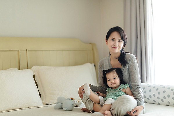 포토 JPG 주간 전신 응시 여자 행복 인형 창문 가족 베개 안기 모녀 실내 미소 사람 앉기 성인 두명 앞모습 30대 화목 한국인 육아 침대 아기 커튼 주부 육아라이프 놀기 다리들기 여자만 싱글맘 한부모가족 국내포토 자연요소 라이프스타일 시선 딸 감정 뷰포인트 가구 컨셉 관계 침구 모션 엄마 표정 동양인 내부 장년 파일형식