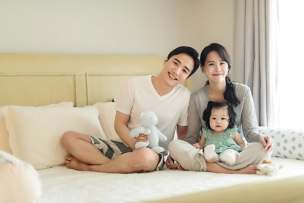 포토 JPG 주간 전신 응시 여자 남자 딸 인형 창문 가족 베개 안기 엄마 실내 미소 사람 앉기 성인 앞모습 세명 30대 한국인 육아 침대 아기 커튼 아빠 핵가족 주부 육아라이프 국내포토 자연요소 라이프스타일 시선 뷰포인트 가구 관계 침구 모션 표정 동양인 내부 장년 파일형식