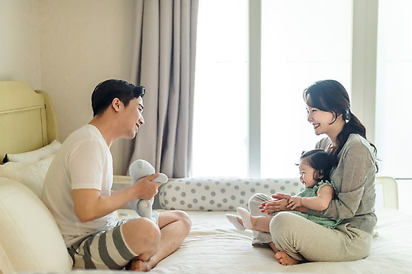 포토 JPG 주간 전신 응시 여자 남자 딸 인형 창문 가족 베개 안기 엄마 실내 미소 사람 앉기 성인 옆모습 세명 30대 한국인 육아 침대 아기 커튼 아빠 박수 핵가족 즐거움 주부 육아라이프 놀기 국내포토 자연요소 라이프스타일 시선 감정 뷰포인트 가구 관계 침구 모션 표정 동양인 손짓 내부 장년 파일형식