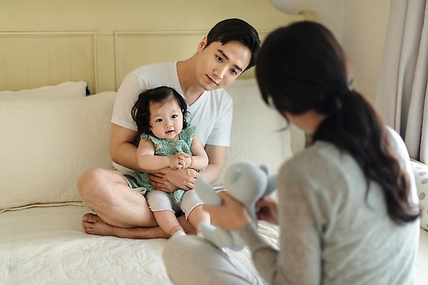 포토 JPG 주간 전신 응시 여자 남자 딸 인형 가족 베개 안기 엄마 실내 미소 사람 앉기 성인 앞모습 뒷모습 세명 30대 한국인 육아 침대 아기 커튼 아빠 핵가족 주부 마주앉기 육아라이프 놀기 국내포토 자연요소 라이프스타일 시선 뷰포인트 가구 관계 침구 모션 표정 동양인 내부 장년 파일형식