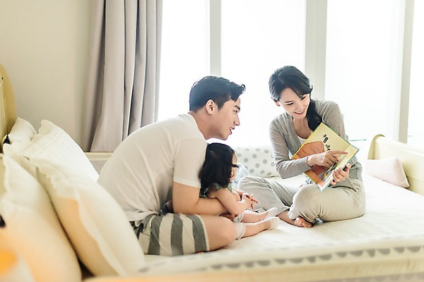 포토 JPG 주간 전신 응시 여자 남자 딸 창문 가족 베개 안기 엄마 실내 미소 사람 앉기 성인 옆모습 책 세명 30대 독서 한국인 육아 침대 아기 커튼 아빠 핵가족 주부 육아라이프 놀기 국내포토 자연요소 라이프스타일 시선 뷰포인트 가구 관계 침구 모션 표정 동양인 내부 장년 파일형식