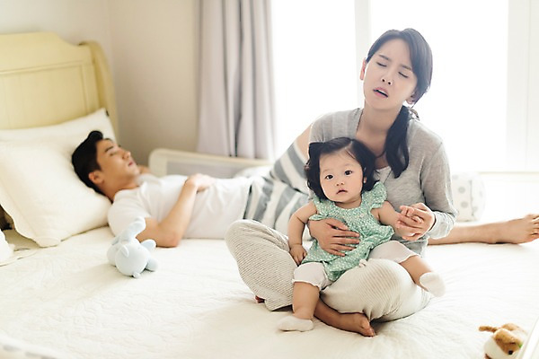 포토 JPG 주간 전신 응시 여자 남자 딸 인형 창문 가족 베개 안기 엄마 실내 피곤 사람 앉기 성인 앞모습 옆모습 세명 30대 눕기 손잡기 한국인 육아 침대 아기 잠 커튼 아빠 핵가족 주부 육아라이프 힘듦 국내포토 자연요소 라이프스타일 시선 뷰포인트 가구 컨셉 관계 침구 모션 동양인 내부 장년 파일형식