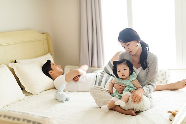 포토 JPG 주간 전신 응시 여자 남자 딸 인형 창문 가족 베개 안기 엄마 실내 피곤 사람 앉기 성인 앞모습 옆모습 세명 30대 눕기 한국인 육아 침대 아기 잠 커튼 아빠 핵가족 주부 육아라이프 국내포토 자연요소 라이프스타일 시선 뷰포인트 가구 컨셉 관계 침구 모션 동양인 내부 장년 파일형식 생활용품 인종 생활 오브젝트