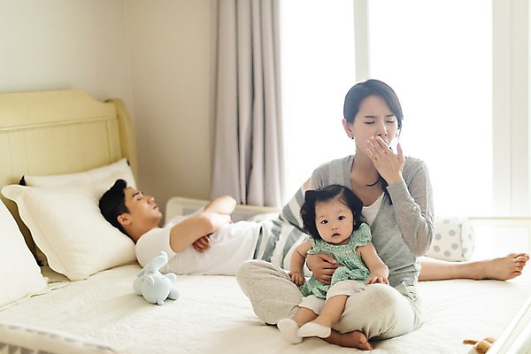 포토 JPG 주간 전신 응시 여자 남자 딸 인형 가족 안기 엄마 실내 피곤 사람 앉기 성인 앞모습 옆모습 세명 30대 눕기 한국인 육아 침대 아기 잠 커튼 아빠 핵가족 주부 하품 육아라이프 국내포토 자연요소 라이프스타일 시선 뷰포인트 가구 컨셉 관계 모션 동양인 내부 장년 생리현상 파일형식