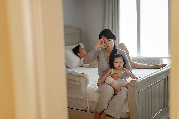 포토 JPG 주간 전신 응시 여자 남자 딸 가족 안기 엄마 실내 피곤 사람 앉기 성인 앞모습 옆모습 세명 30대 눕기 문 한국인 육아 침대 아기 잠 커튼 찡그림 아빠 핵가족 주부 육아라이프 힘듦 국내포토 자연요소 라이프스타일 시선 뷰포인트 가구 컨셉 관계 모션 표정 동양인 내부 장년 파일형식