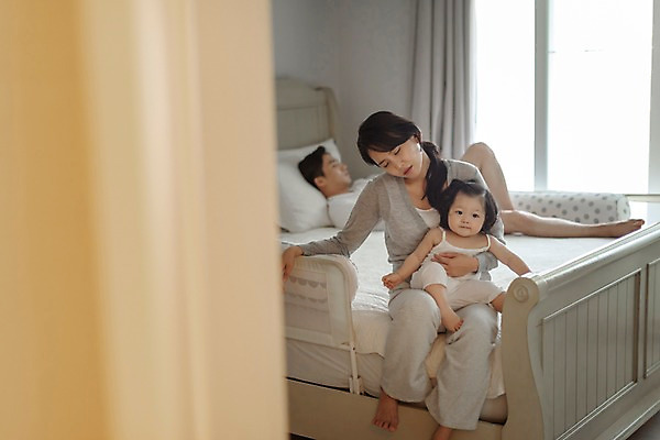 포토 JPG 주간 전신 응시 여자 남자 딸 가족 안기 엄마 실내 피곤 사람 앉기 성인 앞모습 옆모습 세명 30대 눕기 문 눈감음 기댐 한국인 육아 침대 아기 잠 아빠 핵가족 주부 육아라이프 힘듦 국내포토 자연요소 라이프스타일 시선 뷰포인트 가구 컨셉 관계 모션 동양인 내부 장년 파일형식
